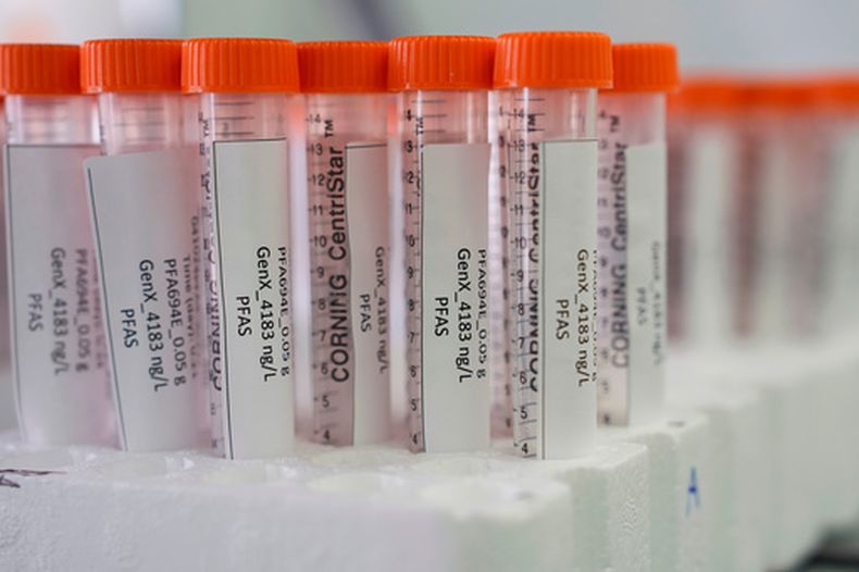 Tubos de ensayo con muestras de contaminantes de agua, en un laboratorio de la Agencia de Protección Ambiental de Estados Unidos, en Cincinnati el 10 de abril del 2024. (AP foto/Joshua A. Bickel)