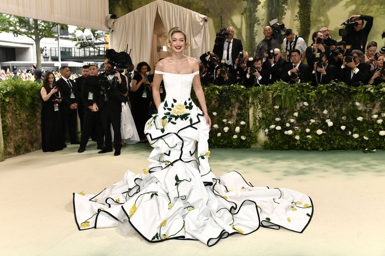 Gigi Hadid llega a la gala benéfica del Instituto del Vestido del Museo Metropolitano de Arte para celebrar la inauguración de la exposición Sleeping Beauties: Reawakening Fashion el lunes 6 de mayo de 2024, en Nueva York. (Foto Evan Agostini/Invision/AP)