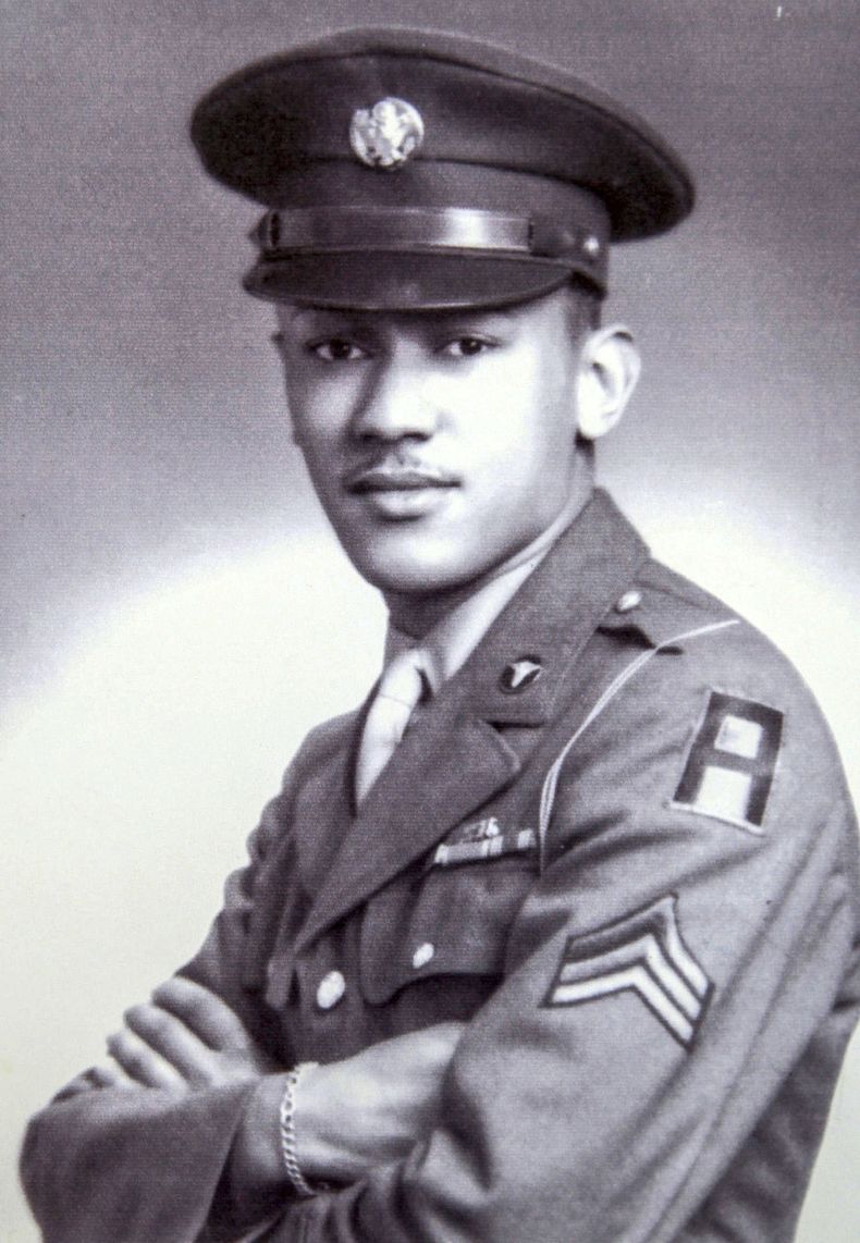 En esta imagen proporcionada por National Geographic, Waverly Woodson Jr., un soldado médico quien rindió servicio en el 320o Batallón de Globos de Barrera el Día D. Woodson Jr., es retratado en la serie documental Erased: WW2s Heroes of Color. (National Geographic vía AP)