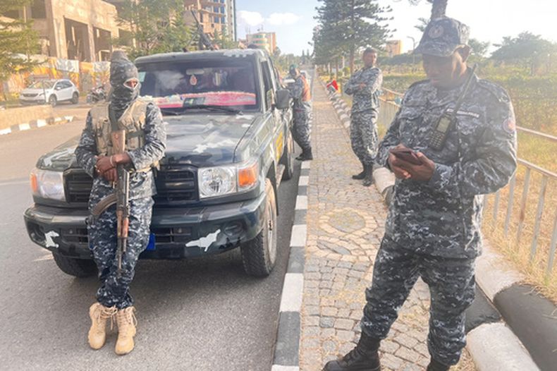 En esta imagen, tomada con un smartphone, agentes de la policía federal de Etiopía en una carretera en Mekelle, en la región de Tigray, Etiopía, el 8 de octubre de 2026. (AP Foto/Filmon Equar Hailu)