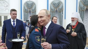 El presidente ruso Vladímir Putin abraza a la soldado de primera clase Lyudmila Bolilaya tras otorgarle la medalla de la Estrella de Oro del Héroe de Rusia, durante una ceremonia para presentar galardones del Estado en el Salón de Catalina del Palacio del Senado del Kremlin, el jueves 22 de mayo de 2025, en Moscú, Rusia. (Alexander Kazakov, Sputnik, Kremlin foto compartida vía AP)