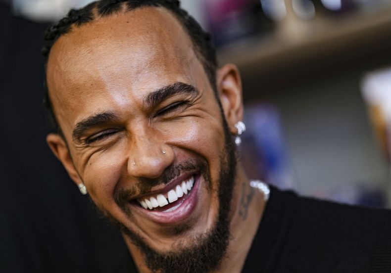 El piloto de F1 Lewis Hamilton reacciona durante la inauguración oficial de la nueva tienda insignia Fanatics Collectibles en Regent Street en Londres, el viernes 25 de abril de 2025. (Bradley Collyer/PA via AP)