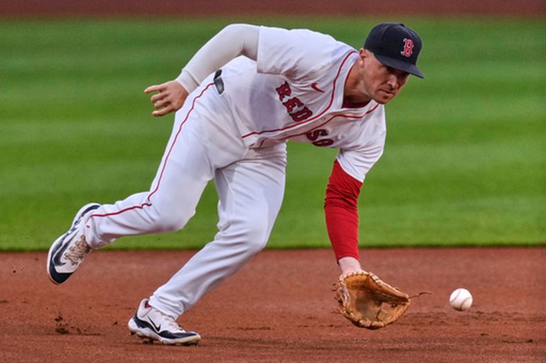 ARCHIVO - Alex Bregman, antesalista de los Medias Rojas de Boston, captura un rodado en el juego del 18 de agosto de 2025 ante los Orioles de Baltimore (AP Foto/Charles Krupa, archivo)