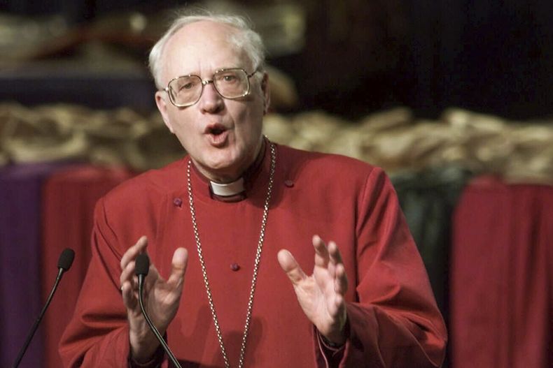 ARCHIVO – El arzobispo de Canterbury George Carey encabeza un servicio de oración matutino en la Conferencia General de la Iglesia Metodista Unida en Cleveland el 10 de mayo de 2000. (AP Foto/Mark Duncan, Archivo)