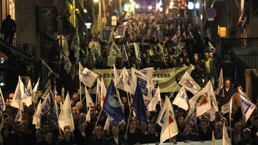 americateve | Centenares de personas marchan hacia el Parlamento de Portugal durante una protesta realizada por sindicatos de polic&iacute;as y asociaciones profesionales, en Lisboa, el jueves 21 de noviembre de 2013. La movilizaci&oacute;n es en rechazo de las medidas