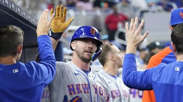 Alonso batea 2 jonrones; Mets superan a Marlins