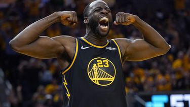 ARCHIVO - Draymond Green, de los Warriors de Golden State, celebra después de encestar en contra de los Mavericks de Dallas, durante la segunda mitad del juego 5 de los playoffs del baloncesto de la NBA, en las finales de la Conferencia Oeste, en San Francisco, el jueves 26 de mayo de 2022. (AP Foto/Jeff Chiu, Archivo)