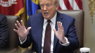 El presidente estadounidense Donald Trump habla en una reunión del gabinete, el martes 26 de agosto de 2025, en la Casa Blanca, en Washington. (AP Foto/Mark Schiefelbein)