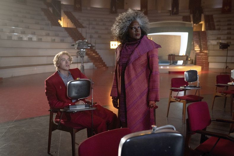 En esta imagen proporcionada por Lionsgate, Tom Blyth, izquierda, y Viola Davis en una escena de The Hunger Games: The Ballad of Songbirds and Snakes. (Lionsgate vía AP)