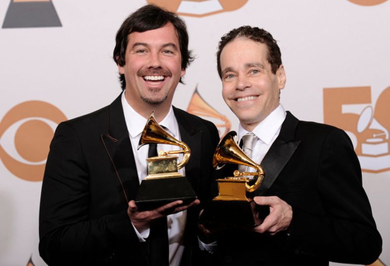 ARCHIVO - Duncan Sheik, izquierda, y Steven Sater aparecen con el premio al mejor álbum de teatro musical por Spring Awakening en la 50.ª edición anual de los premios Grammy, celebrada el domingo 10 de febrero de 2008 en Los Ángeles. (Foto AP/Mark J. Terrill, archivo)