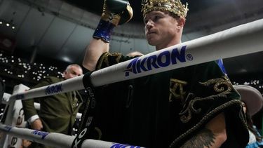 El boxeador mexicano Saúl Canelo Álvarez saluda a los aficionados antes de la pelea por el título del campeonato supermediano frente al británico John Ryder, en el Akron Stadium, en Guadalajara, México, el 6 de mayo de 2023. (AP Foto/Moisés Castillo)