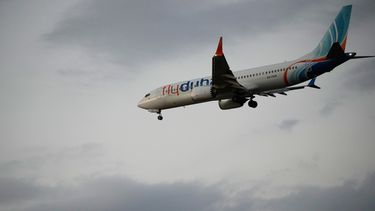El avión de FlyDubai con pasajeros israelíes que estaban en el otro avión de FlyDubai que hizo un aterrizaje de emergencia en Arabia Saudí, llegando al Aeropuerto Internacional Ben Gurión cerca de Tel Aviv, Israel, el 30 de septiembre del 30, 2026. (AP foto/Ohad Zwigenberg)