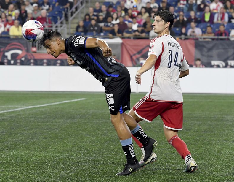 El mediocampista del Revolution de Nueva Inglaterra Ian Harkes observa el cabezazo de Ángel Sepúlveda del Querétaro en el encuentro de las Leagues Cup, el lunes 7 de agosto del 2023. (AP Foto/Mark Stockwell)