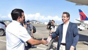 gobernador de nueva york arriba a la isla