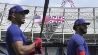 Peloteros de los Cachorros de Chicago durante una sesión de entrenamiento en el Estadio de Londres antes de la serie del fin de semana ante los Cardenales de San Luis en Londres el viernes 23 de junio del 2023. (AP Foto/Kin Cheung)