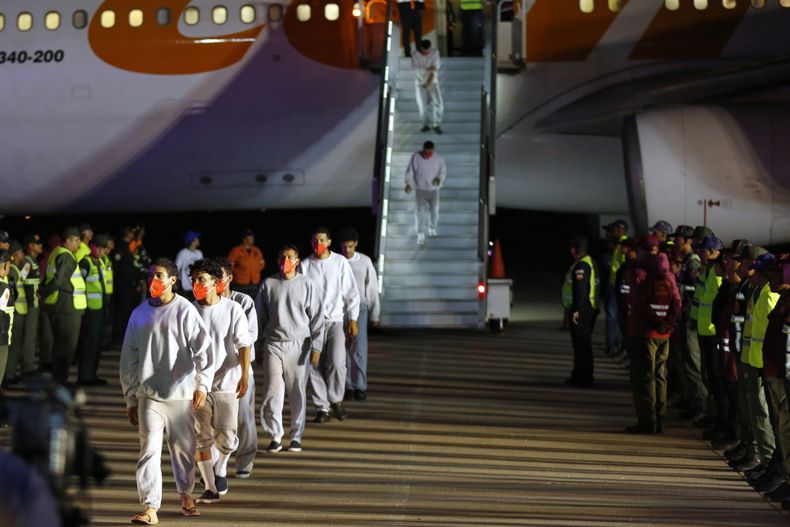 ARCHIVO - Migrantes venezolanos deportados desde Estados Unidos desembarcan de un avión en el Aeropuerto Internacional Simón Bolívar, en Maiquetia, Venezuela, el 20 de febrero de 2025. (AP Foto/Cristian Hernández, archivo)