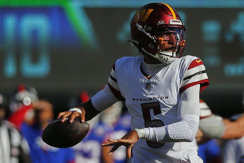 El quarterback de los Commanders de Washington, Jayden Daniels (5), pasa contra los Giants de Nueva York durante el segundo cuarto el domingo 3 de noviembre de 2024, en East Rutherford, Nueva Jersey (AP Foto/John Munson)