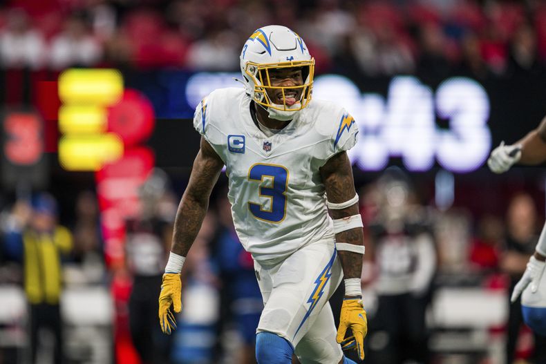 ARCHIVO - Derwin James Jr., de los Chargers de Los Ángeles, festeja en el encuentro del domingo 1 de diciembre de 2024 ante los Falcons de Atlanta (AP Foto/Danny Karnik, archivo)