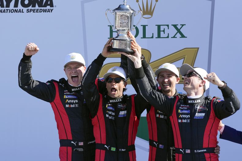 Pilotos del equipo Penske Josef Newgarden, Felipe Nasr, Matt Campbell y Dane Cameron celebran en Victory Lane tras ganar las 24 Horas de Daytona el domingo 28 de enero del 2024. (AP Foto/John Raoux)