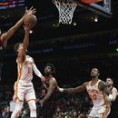 Hawks superan a unos diezmados Raptors en tiempo extra