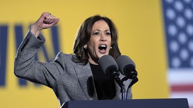 La candidata presidencial demócrata y vicepresidenta, Kamala Harris, habla en un evento de campaña en Burns Park, el lunes 28 de octubre de 2024, en Ann Arbor, Michigan. (AP Foto/Paul Sancya)