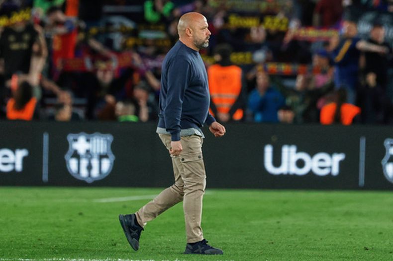 ARCHIVO — El director técnico del Espanyol, Manolo González, camina por el campo tras el partido de fútbol de la Liga española entre el Barcelona y el Espanyol en Barcelona, España, el 11 de abril de 2026. (Foto AP/Joan Monfort, Archivo)