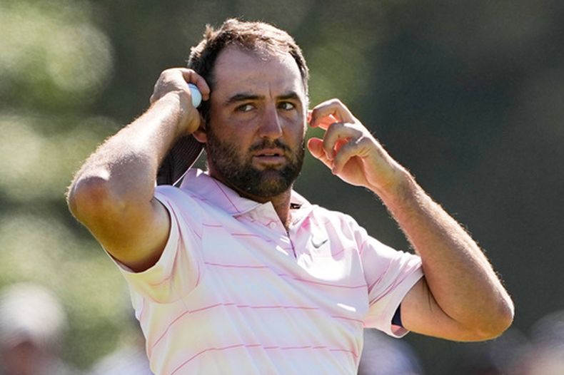 Scottie Scheffler espera para jugar el octavo hoyo de la última ronda del Abierto de Estados Unidos de Golf, en el Club de Golf en Shinnecock Hills Golf, en Southampton, Nueva York, el domingo 21 de junio de 2026. (AP Foto/Gerald Herbert)