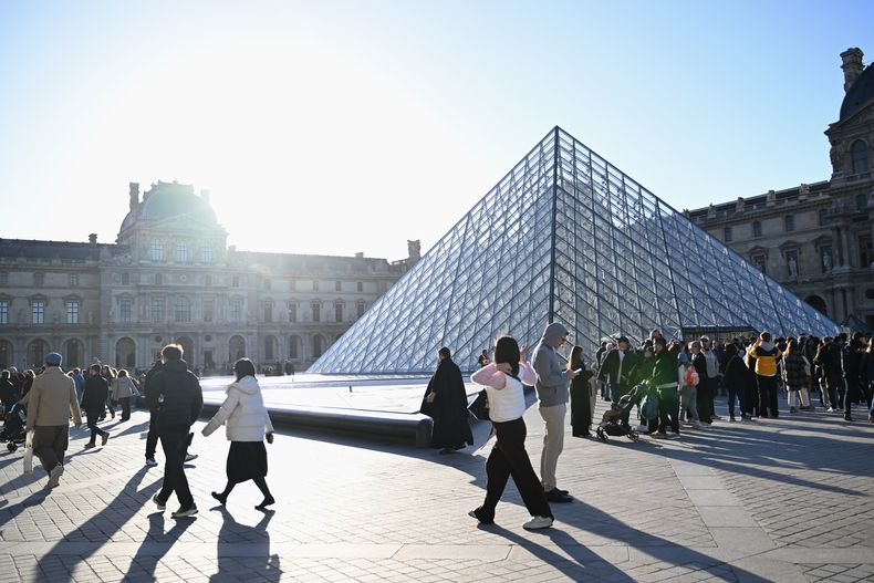 Personas esperan la apertura del museo del Louvre, el jueves 30 de octubre de 2025 en París. (Foto AP/Emma Da Silva)