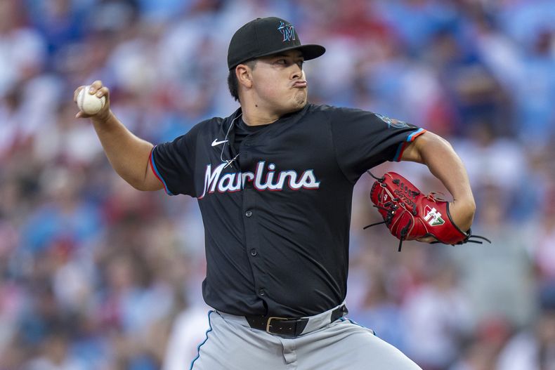 El mexicano Valente Bellozo, lanzador de los Marlins de Miami, hace un lanzamiento en el duelo ante los Filis de Filadelfia, el martes 13 de agosto de 2024 (AP Foto/Chris Szagola)