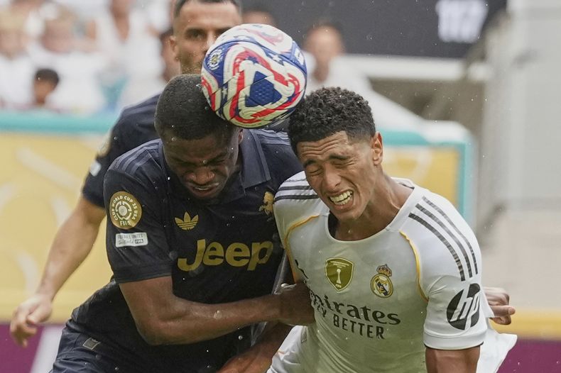 Pierre Kalulu (izquierda) de la Juventus y Jude Bellingham del Real Madrid pugna por el balón en los octavos de final del Mundial de Clubes, el martes 1 de julio de 2025, en Miami Gardens, Florida. (AP Foto/Rebecca Blackwell)