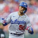 Betts cerca del ciclo, Dodgers superan a Filis