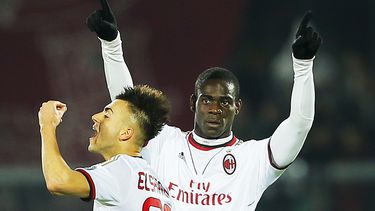 americateve | El jugador del Milan, Mario Balotelli, derecha, festeja con su compa&ntilde;ero Stephan El Shaarawy tras anotar un gol contra el Livorno en la Serie A el s&aacute;bado, 7 de diciembre de 2013, en Leghorn, Italia. (AP Photo/Francesco Speranza)