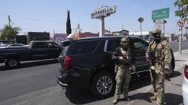 Agentes de inmigración realizan un operativo en Montebello, California, el 15 de agosto del 2025. (AP foto/Gregory Bull)