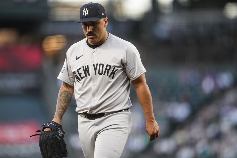 El abridor de los Yankees de Nueva York, Néstor Cortés, regresa al dugout después de retirar a los bateadores en contra de los Marineros de Seattle durante la primera entrada de un partido de béisbol el miércoles 18 de septiembre de 2024 en Seattle. (Foto AP/Lindsey Wasson)