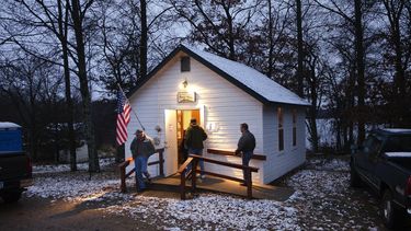 ARCHIVO - Una fina capa de nieve cubre el tejado y suelo alrededor del Ayuntamiento de Jenkins mientras llegan los primeros votantes el martes 6 de noviembre de 2012 en Jenkins, Minnesota. (AP Foto/Tom Olmscheid, Arhivo)