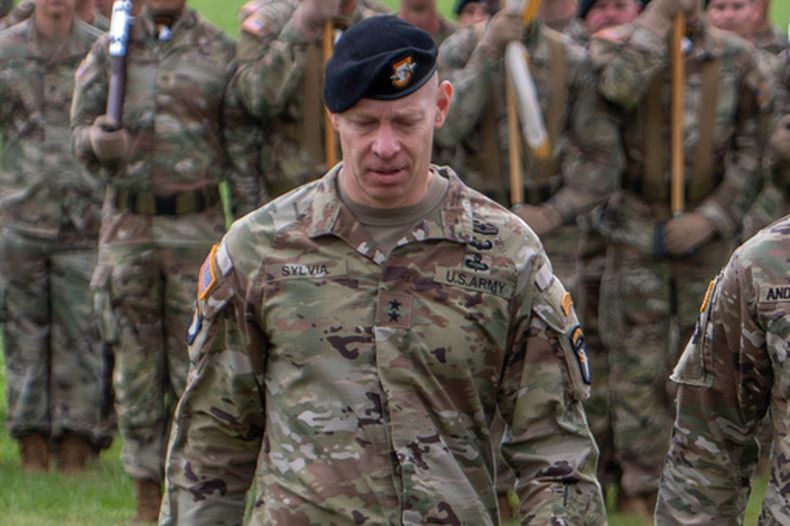 Esta fotografía, proporcionada por el Ejército de Estados Unidos, muestra al general de división Brett Sylvia durante una ceremonia de cambio de mando de la 101ra División Aerotransportada en Fort Campbell, Kentucky, el 30 de mayo de 2025. (Sargento Timothy Jackson/Ejército de EEUU vía AP)