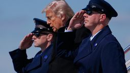 El presidente estadounidense Donald Trump llega en el Air Force One, el miércoles 18 de marzo de 2026, a la base de la Fuerza Aérea de Dover, Delaware, para asistir al regreso de los restos de los seis miembros de la tripulación de una aeronave de reabastecimiento de la Fuerza Aérea que murieron cuando su avión se estrelló en el oeste de Irak mientras apoyaba operaciones contra Irán. (AP Foto/Julia Demaree Nikhinson)