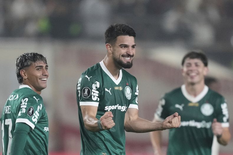 José Manuel López festeja tras anotar el cuarto tanto de Palmeiras de Brasil ante Universitario de Deportes de Perú en los octavos de final de la Copa Libertadores, el jueves 14 de agosto de 2025, en Lima (AP Foto/Martín Mejía)