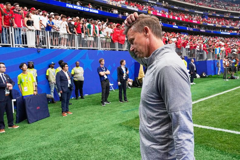 El técnico canadiense Jesse Marsch sale de la cancha tras el partido de octavos de final del Mundial ante Marruecos, el sábado 4 de julio de 2026, en Houston. (AP Foto/David J. Phillip)