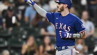 Jonah Heim de los Rangers de Texas reacciona tras batear un jonrón de tres carreras en la quinta entrada del encuentro ante los Medias Blancas de Chicago el miércoles 21 de junio del 2023. (AP Foto/Quinn Harris)