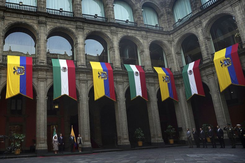 ARCHIVO - Banderas mexicanas y ecuatorianas colocadas en el Palacio Nacional para un encuentro gubernamental en Ciudad de México, el 24 de noviembre de 2022. (AP Foto/Marco Ugarte, Archivo)