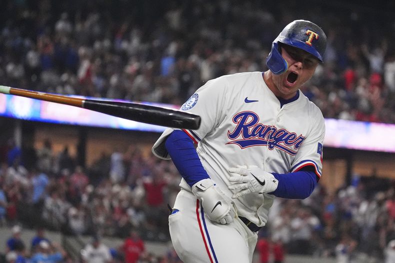 Joc Pederson, de los Rangers de Texas, reacciona después de batear un cuadrangular en la novena entrada del juego de béisbol de Grandes Ligas frente a los Yankees de Nueva York, el lunes 4 de agosto de 2025, en Arlington, Texas. (AP Foto/LM Otero)