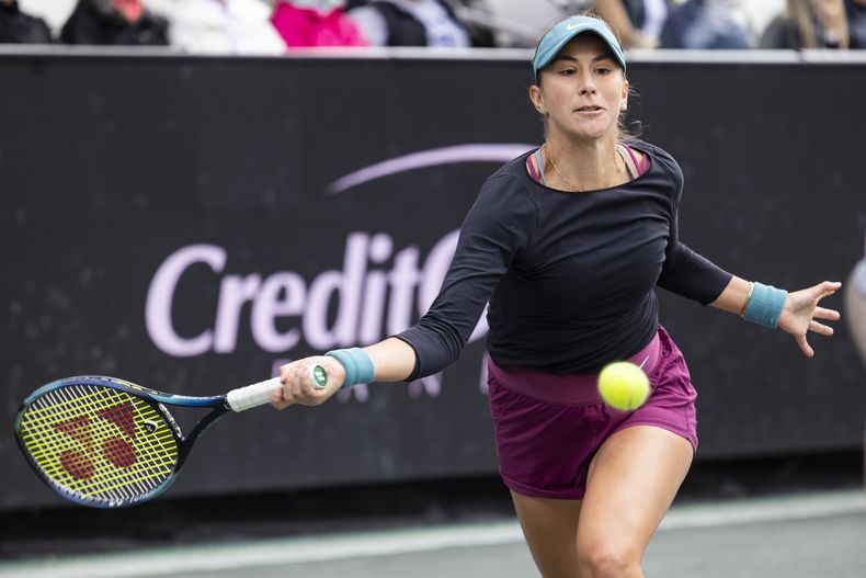 ARCHIVO - Belinda Bencic, de Suiza, devuelve una pelota a Ons Jabeur, de Túnez, durante la final del torneo de tenis Abierto de Charleston, el domingo 9 de abril de 2023, en Charleston, Carolina del Sur. (AP Foto/Mic Smith, Archivo)