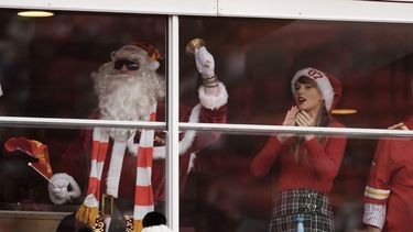 Taylor Swift en un palco antes del inicio del partido de fútbol americano de la NFL entre los Chiefs de Kansas City y los Raiders de Las Vegas, el lunes 25 de diciembre de 2023, en Kansas City, Missouri. (AP Foto/Charlie Riedel)