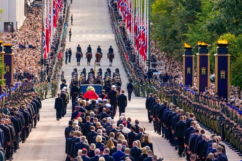 El ataúd del rey Harald V de Noruega es trasladado del Palacio Real a la catedral de Oslo en un cortejo fúnebre, en Oslo, Noruega, el miércoles 9 de septiembre de 2026. (Ole Berg-Rusten Name/NTB via AP, Pool)