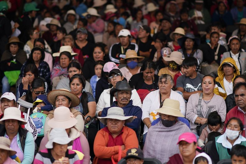 Los electores escuchan al aspirante presidencial Eduardo Verástegui durante una manifestación para recolectar firmas que le permitan postularse como candidato independiente en las elecciones presidenciales de 2024, en San Bartolo del Valle, México, el viernes 10 de noviembre de 2023. El aspirante de 49 años es un activista de derecha que adversa la inclusión LGBTQ+ y promete que si es elegido haría todo lo que esté en su poder para revertir el acceso al aborto. (Foto AP/Eduardo Verdugo)