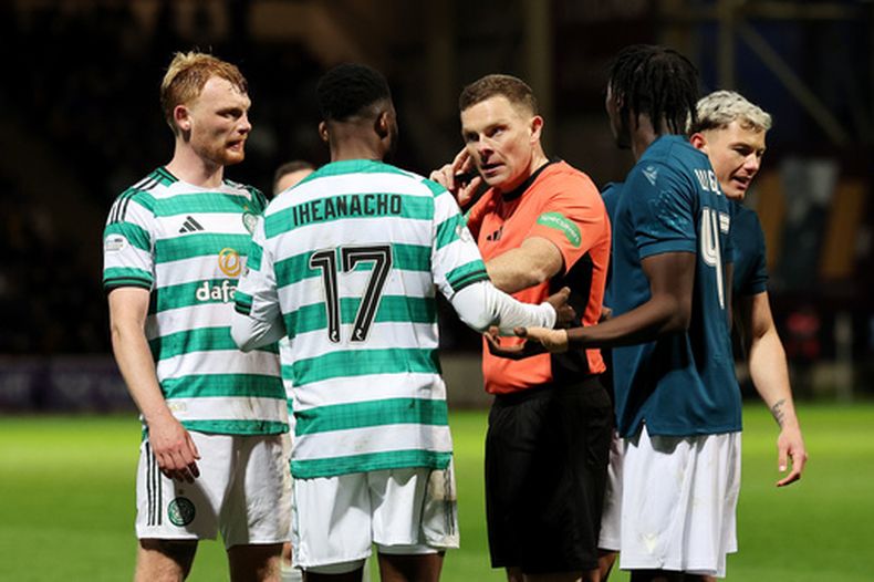 El árbitro John Beaton (centro) antes de pitar un penal en el partido entre Celtic y Motherwell en la liga de Escocia, el miércoles 13 de mayo de 2026. (Robert Perry/PA vía AP)