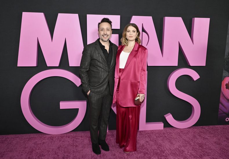 Los directores Arturo Perez Jr, izquierda, y Samantha Jayne asisten al estreno mundial de Mean Girls en el cine AMC Lincoln Square el lunes 8 de enero de 2024, en Nueva York. (Evan Agostini/Invision/AP)