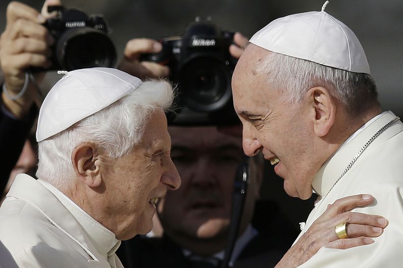 ARCHIVO - El papa Francisco (derecha), abraza al papa emérito Benedicto XVI antes de una reunión en la Plaza de San Pedro del Vaticano, el 28 de septiembre de 2014. (AP Foto/Gregorio Borgia, archivo)