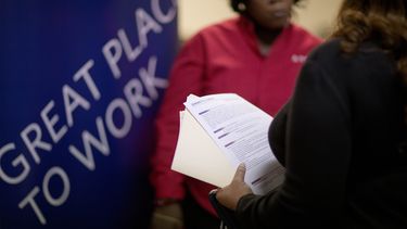 EEUU: Se elevan peticiones de ayuda por desempleo